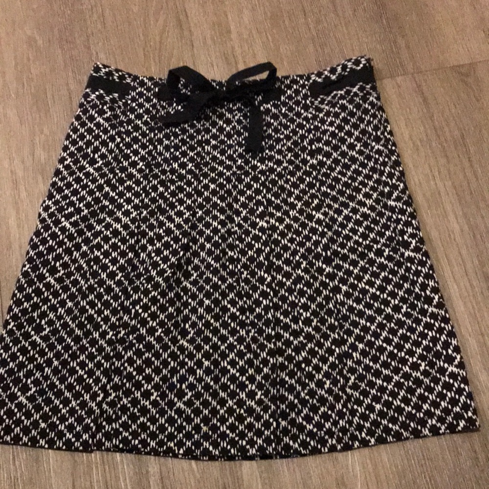 Black & white lattice pattern pleated skirt by Ann Taylor Loft